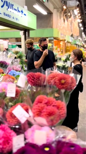 Friday Flowers 💐 Join me on one of my visits to the Tokyo Flower Market! #nicolaibergmann #flowerdesign #floralart #ニコライバーグマン #フラワーデザイン #니콜라이버그만 #꽃다발 #blumenkunst #artefloral #цветочноеоформление | Nicolai Bergmann Flowers & Design