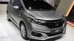 Here's a quick preview video of the 2017 Honda Jazz facelift, including the new hybrid variant. Details here: https://paul.my/Honda-Jazz-facelift-preview | Paul Tan's Automotive News