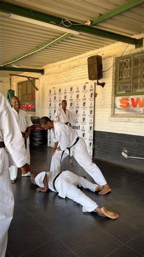 Kyokushin Self-Defense | Shihan Teaches How to Block & Counter Jodan Tsuki + Hiza Geri #kyokushin