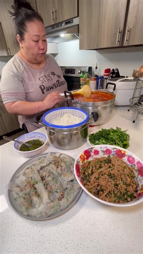 Cooking my older daughter her favorite foods for her belated birthday. It is never too late to celebrate any occasion with yummy food. Let’s feast! 😊🥰 Steam roll filling- 1lb ground meat 5-7 shrimps roughly chopped 3-4 scallions white chopped 1/2 cup Rehydrated black fungus 1/2 tbps mushroom seasoning 1-2tbps garlic 1tbps hoisin sauce 1/2 tbps soy sauce or seasoning sauce Once cooked, take off heat and add the green part of scallops chopped Steam roll sauce Peppers 1 1/2 cup warm water 1tbps s