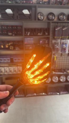 Motosikletinizin görünüşünə fərqlilik qatın! ⠀ Mükəmməl dizaynlı yan aynalar ilə yollarda unikallığınızı göstərin. ⠀ Ünvan: 📍 Memar Əcəmi - Alı Mustafayev 119 (Mikrorayon bazarının qarşısında) 📞  994 (70) 881 88 89 📍 Gənclik - Hənifə Ələsgərov 21 (Koala parkın yaxınlığında) 📲  994 (99) 771 77 74 ⠀ #ggmotoaz #motosiklet #moped #dəbilqə #motorbike