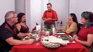 Chez Jean-François, Sarah et Stéphane, entre autres, sont totalement sous le charme de leur hôte. Regardez l'épisode complet de mercredi d'Un souper presque parfait : https://noovo.ca/videos/un-souper-presque-parfait/jean-francois-le-perfectionniste-recoit-dans-son-condo-avec-vue-panoramique | Un souper presque parfait