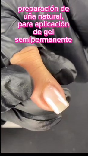 Preparación de la uña natural para aplicación de gel semipermanente o "GELISH" después de estos pasos puedes aplicar el gel que elijas, puede ser de 3 pasos o de 1, siempre recomiendo aplicar base aun1ue sea de 1 paso #uñasbonitas #uñasdemoda #uñasacrilicas #nail #uñas #nailart #nailartist #uñaslindas #uñastutorial #uñasgel | Uñas acrilicas y esculturales