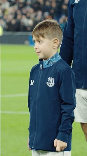 A special moment for #Everton mascot Arlo 💙 young fan meets Jack Grealish #football