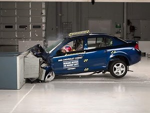 2005 Chevrolet Cobalt 4-door moderate overlap IIHS crash test