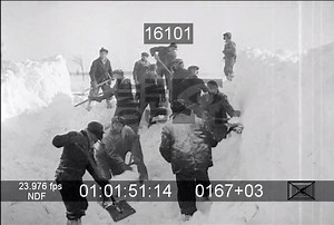 ❄️❄️ ...C'est reparti! ❄️❄️ Histoire de se consoler du dur labeur de pelletage à venir, voici quelques images d'archives tournées au Québec au tournant des années 50. Ah, l'hiver! | ONF
