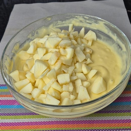 3.5M views · 85K reactions | Testé pour Vous ✔️ Recette Facile : Le Gâteau aux Pommes qui Cartonne sur les Réseaux  Sans Balance‼️ #applecake #easyrecipe #homemade #gâteaumoelleux #recettefacile | Recette express et inratable | Facebook