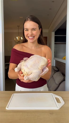 LAIZ BURMANN on Instagram: "Começamos os preparativos aqui e aí? 👀 essa marinada vai deixar sua ave uma delícia Chester é um tipo de frango onde a maior parte do peso é de peito e coxa, a Perdigão detém direito do nome por isso você não vê outras marcas usando. Também dá certo com frango comum e peru. O Peru é ainda maior. Lá ela 😆 Dica da nutri: Suco de laranja meia xícara 1 Cebola média/grande 5 dentes de alho 1 colher de páprica defumada 1 colher de chá de páprica picante 1 colher de cúrcum