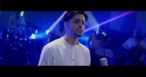 Աշուն է, անձրև... Ստվերներն անձև Դողում են դանդաղ... Պաղ, միապաղաղ Անձրև՜ ու անձրև ... Սիրտըս տանջում Է ինչ-որ անուրախ Անհանգստություն... Սպասիր, լսիր, ես չեմ կամենում Անցած լույսերից, անցած հույզերից Տառապել կրկին. Նայիր, ա՜խ, նայիր, ցավում է նորից Իմ հիվանդ հոգին... «ԱՇՆԱՆ ՄԵՂԵԴԻ» ՎԱՀԱՆ ՏԵՐՅԱՆ երժշտ. Լևոն Արևշատյան Գոռ Սուջյան և "PROJECT LA" "An Autumn Melody" | Project LA