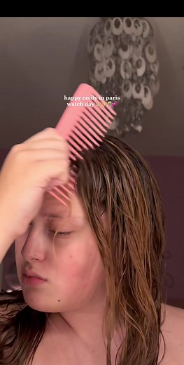 really living to the fullest rn 💃🏼🇫🇷 #HolidayOREOke#emilyinparis#netflix#grwm#routine#nightroutine#paris#skincare#selfcare#candles