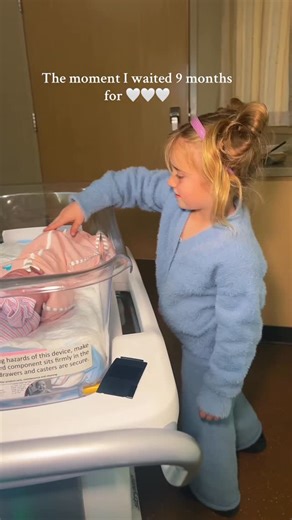 Kaydee Church on Instagram: "Luna meeting Maple 🥹 I just know she’s going to be the best big cousin ever ❄️🤍"