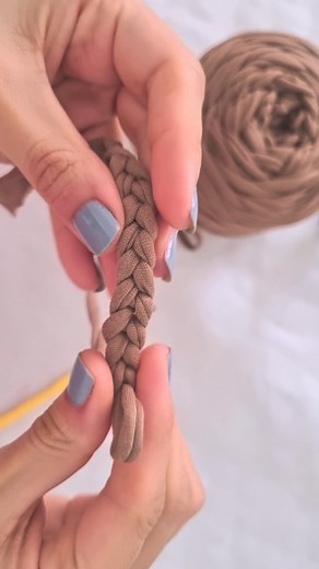 1.9K views · 5 comments | Es gibt viele Methoden, wie man die erste Masche und die erste Reihe beim Häkeln beginnt und jede führt zum Ziel  In diesem Video zeige ich euch, welche Technik ich persönlich nutze, um meine Taschen zu starten臨 Am Ende zählt aber vor allem eines: einfach anfangen. Egal mit welcher Methode | Forough Shabani | Facebook