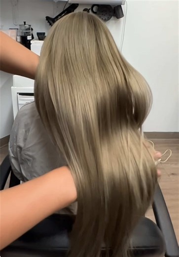 Light gradient colors never go out of style. She comes in every two months to retouch her roots, just to keep that beautiful transition from “dark to light.” No wonder so many people are obsessed with it. ✨ #losangeles #hairstylist #hair #hairsalon #losangeleshair
