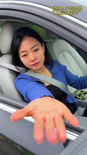 What should a novice female driver do if she gets stuck in a narrow road? Here's how she does it.