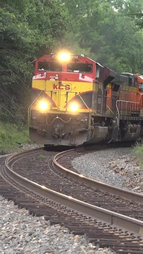 Coming at you! Kansas City Southern’s Heavener Subdivision. #trains #railroad #traintok #railroadwork #railway #railfan #trainvideos #locomotive #traintoker #kansascitysouthern