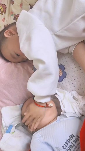 He held his sister's face, and ended up vomiting on his hand hahaha #baby #love #babygirl #babyboy #kids #cute #newborn #family #babyshower #bebe #babies #photography #instagood #handmade #babylove #pregnant #happy #instagram #momlife #fashion #beautiful #girl #cutebaby #babyfashion #pregnancy #like #mom #photooftheday #babiesofinstagram #follow | Baby Baby