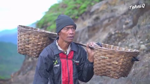 Sulfur Harvesting Process- How to Mine Sulfur Directly Inside an Active Volcano.