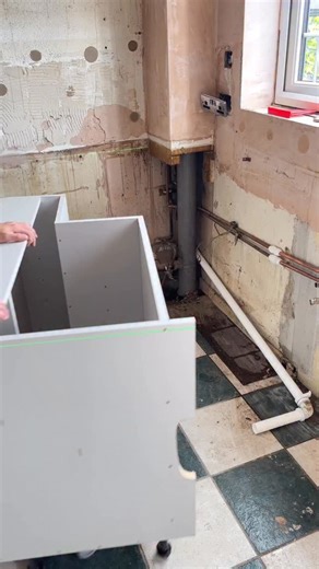 Full Kitchen Install Using My 3D-Printed Tools 🔧🔥 A full kitchen install from start to finish — using the 3D-printed tools I design and build myself. From scribing fillers to lining up units and setting perfect levels, these tools save time on every installation and keep the workflow clean and fast 👌 Tools used in this reel: • Adjustable Scribe Clamps (16–24mm) • Fast Fix Clamps • Other CAV Joinery accessories 🛒 Check them out here: cavjoinerystore.com Follow for more installs, tools & behin