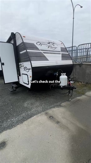 ✨ Meet the Highland Ridge Open Range Conventional 180BHSW. | This travel trailer can sleep up to 6 and stretches over 22 feet in length. With a full kitchen, washroom and spacious bed, this travel trailer is the perfect blend of home comfort and wanderlust. 🗺️ | Come see a Highland Ridge Open Range Conventional today at Traveland RV. For more information, check out our website. |🔗 https://ow.ly/uBGO50Xt4Oo | 🚐 STK: 35755 | #TravelandRV #TLRV #rvlife #RV #recreationalvehicle #traveltrailer #rv