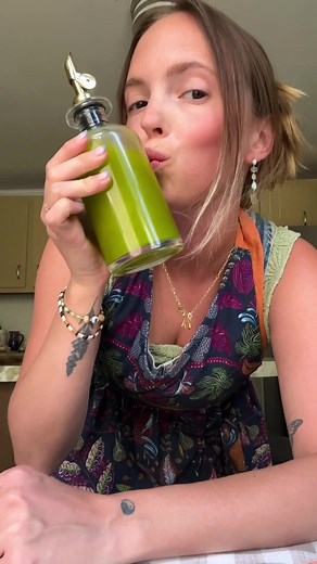 FRESH BASIL OIL—only 2 ingredients, plus the perfect way to use up fresh basil as summer comes to an end🌿 I still can’t get over the color🥰adds such a beautiful vibrancy to dishes too! Recipe - First, blanch 1 cup of fresh basil. You’re going to add it to boiling water for just 30 seconds and then transfer it right to an ice bath. This will preserve the bright green color for the oil! - Pat dry the basil and add to a blender, along with 1 cup of olive oil. - Blend until smooth (30 seconds). -