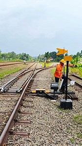187K views · 1K reactions | Moving a railway switch using human power. #railway #railfans #railroad #train #trainspotting #eurostar #amtrak #tgv #europeanrailway #chinarailway #JR | Bayu Santoso | Facebook