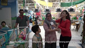 Salam you’olz! Semua orang tersenyum ceria jer, kenapa tu? Jom saksikan bagaimana Chacha Maembong dan krew F&N menyemarakkan lagi Raya 5 orang pemenang bertuah! You’olz tak nak menang ke? Kalau nak, cepat-cepat sertai peraduan Sejuta Kemeriahan F&N! Menangi Satu ribu ringgit tuuuuu dengan 3 cara mudah: 1. Kumpul 5 x 1.5L label botol produk F&N yang mengambil bahagian 2. Isi borang peraduan 3. Kirim ke F&N Dapatkan borang peraduan di sini: http://bit.ly/SejutaKemeriahan | F&N Fun