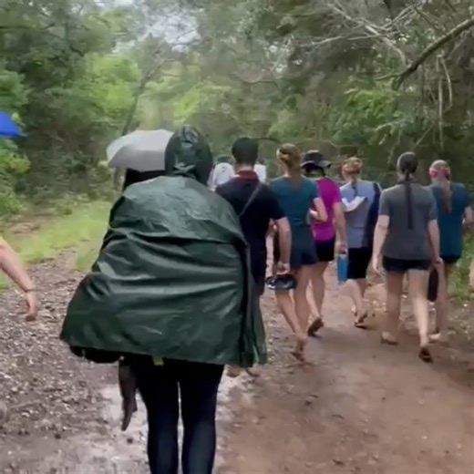 Die Graad 11 Journey van 2025 na Kosibaai was, soos altyd, 'n onvergeetlike ervaring. Alhoewel niemand heeltemal voorbereid was op die uitdagings wat gewag het nie, het elkeen ryker teruggekeer – ryker in vasbyt, ryker in die vermoë om eie beperkings te oorkom en ryker in die vriendskappe wat gevorm is. Die groot hoeveelhede reën het soms moedeloosheid en verlange na die huis aangewakker, maar steeds het die groep daarin geslaag om die silwer randjie van die donker (donder) wolk raak te sien. Di