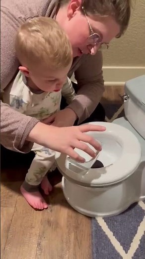 How to potty train a toddler boy, having a perfect baby potty training toilet is important. #potty