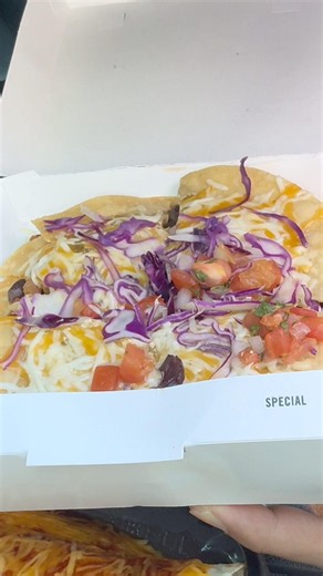 Trying Taco Bell’s NEW CANTINA CHICKEN MEXICAN PIZZA 🍕 l