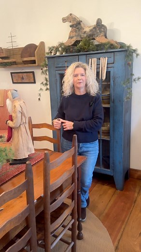 What a smart hack for a table! 👏🏼 We will absolutely be putting this one to use! #DiningRoomFurniture #diningroomtable #primitivedecor #antiques #primitivehome #countrydecor #Christmas #christmasdecor | A Primitive Place Magazine