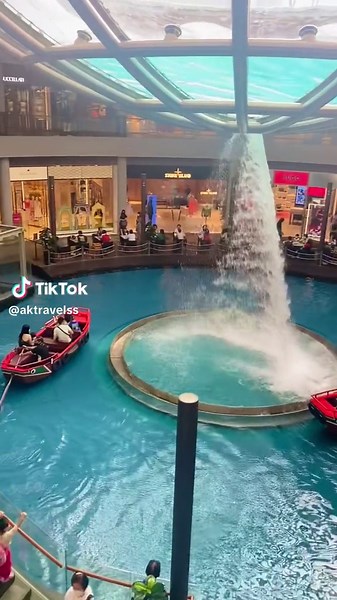 Singapore is just different 🇸🇬 #singapore #singaporetiktok #singaporelife #shopping #traveltiktok #aktravels