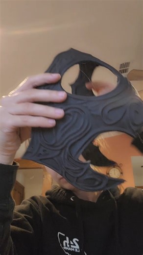 Willow Creative on Instagram: "My next step in cosplay. Filament @colorfabb_official varioshore TPU. 3d design is made by me, as you can see i modified it to cut out the gaps later for easier 3dprinting. Printer i used is flashforge 5m pro #cosplay #3dprinting"