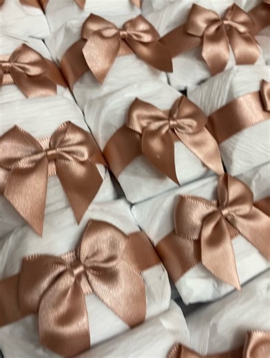 Graziele Arêas on Instagram: "Clássico, elegante e cheio de significado. Nossos bem-casados são perfeitos para casamentos, noivados, bodas e eventos especiais que merecem um toque de doçura e tradição. Fale conosco e solicite seu orçamento."