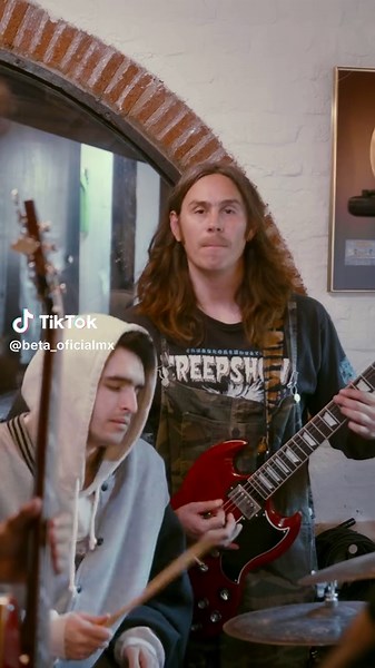 Así se siente el primer café de la mañana… ya tenemos fecha para el vive latino, nos vemos el domingo 15 de marzo. Vemos que esta canción es de sus favoritas del disco. #vl26 #rockalternativo #beta #musicanueva #bandasmexicanas