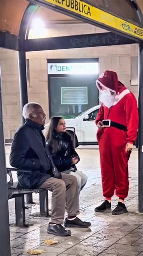 Matteo Del Campo on Instagram: "SOCIAL EXPERIMENT SANTA CLAUS SPAVENTOSO 🎅🏻. #social #experiment #santaclause #esperimentoriuscito #divertente #natale #babbonatale #reaction #costume #viral"
