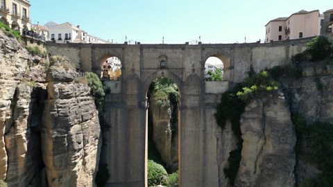 上空から見たロンダ：ドローンがスペインの断崖の驚異を探索