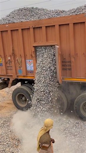 Truck loading and unloading on Instagram: "65mm#truck #loading #hanumangarhi_ayodhya❤️ #railway #railway #trucks"
