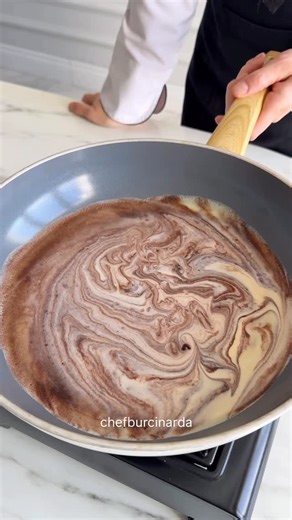 Burçin Arda|Pastry Chef on Instagram: "Ebruli Üçgen Krep 🥞 Su bardağı ölçüm 200 ml Tavam 25*25 cm 6 krep için 2 yumurta 36 g toz şeker(2 yemek kaşığı) 250 ml süt(1 su bardağı+5 yemek kaşığı) 110 g un(1 su bardağından bir parmak kadar eksik ama tamda değil,tartı al tartı 😬) 10 g kakao(1 silme yemek kaşığı) Hazırlanışı Tüm malzemeleri pürüzssüz olana kadar robottan geçir,7 yemek kaşığı başka bir kaba al harçtan,üzerine 1 tatlı kaşığı kakao ve 2 yemek kaşığı süt ekleyip çırp,hamur malzemelerini v