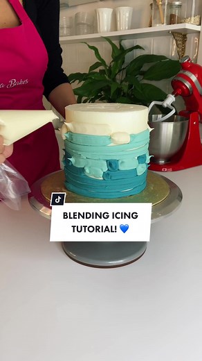 A great technique for beginners 💙 #icingtutorial #caketutorial #howtoiceacake #foodtiktok #baking #learnontiktok @jessicabakes_x