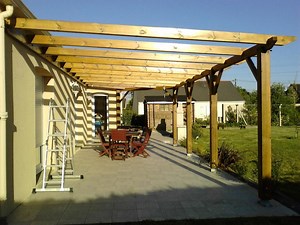 Construire soi-même sa pergola en bois adossée
