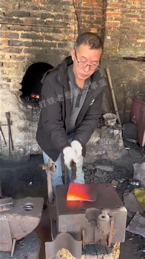 ”From Metal to Masterpiece: The Art of Traditional Fish Knife Making”