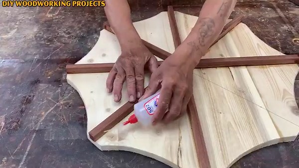 Handmade Wooden Table With Gorgeous Borders // Creative Ideas For Woodworking Workshops