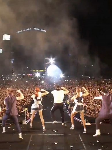 Psy Performs 'Gangnam Style' Live - Full Music Experience