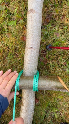 This is a square lashing. It can be done in different ways, but this method works best for us. For play structures that are meant to last several years in Norway’s damp climate, we have to use synthetic rope. We use 6 mm Danline for square lashings. This rope is highly resistant to sunlight and has a breaking strength of 600 kg. When making a square lashing with synthetic rope, it’s important to secure the ends. On carousels, we tape the end of the rope to one of the other ropes and then melt it