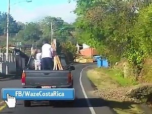 4.2K views · 43 reactions | VEAN USTEDES A ESTE CONDUCTOR LLEVAR UNOS NIÑOS EN EL CAJON DE ESTE VEHICULO. ESTO ES POR EL SECTOR DE GRANADA, CARRETERA A LOS ANGELES. VIDEO: Waze | Notibarraco "San Rafael de Heredia" | Facebook