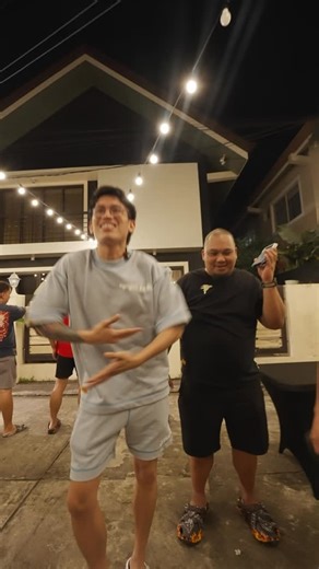 Cong TV on Instagram: "Christmas party na, sayawan pa! Kung sino ang swabe ang galaw, siya ang swabe ang ulam… Lahat mas SIGA ‘pag may Mang Tomas! 🔥"