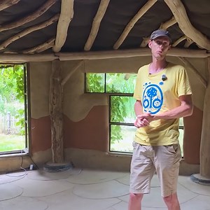 Vous souvenez-vous de la jolie paillourte visitée chez Terre Paille & Compagnie cet été ? Je vous mets l'extrait du reportage de L'ArchiPelle où Pascal nous montre sa vision technique mais aussi philosophique de la construction naturelle! | Savoir et Savoir FAIRE