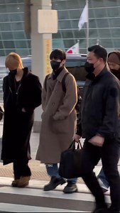 13K views · 639 reactions | ::: 西珍妮：你是不是忘記旁邊也有人在拍？ ::: 我們貂哥哥以為前面有公車經過時 在正面的西珍妮們就看不到他在偷偷搞怪 殊不知…藍藍藍藍藍藍 cr deff_tamz 231207 nct127 道英 出國 | Starry Notes ::: 스타리 노트 | Facebook