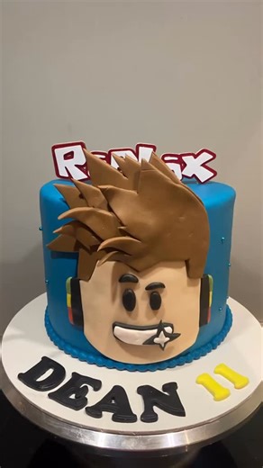 ✨ Roblox Birthday Cake ✨ Hoe gaaf is deze Roblox taart?! 🎮💙 Met een knalblauwe basis, een 3D karakter met stoere hair spikes en natuurlijk het herkenbare Roblox-logo bovenop. Perfect voor een echte gamer — en deze was speciaal voor Dean die 11 werd! 🎉 Alle details zijn volledig handgemaakt van fondant, van de koptelefoon tot de expressie op het gezicht. Level 11 unlocked! 🕹✨ Wil jij ook zo’n toffe gamerthema-taart? Stuur me gerust een berichtje! #sweetbakesbynina Taart bestellen? Stuur een w