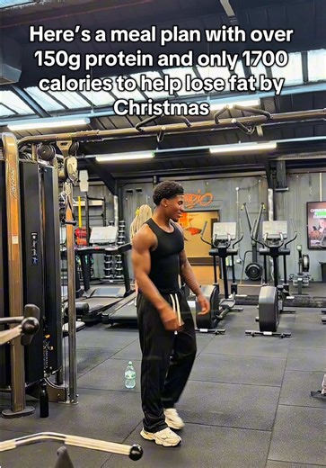 Here’s a 1,700 calorie meal plan with 150g protein to help you drop fat by Christmas – without starving. Save this and steal the exact meals 👇 DAY 1 – SIMPLE & HIGH PROTEIN 🍓 Meal 1 – Protein oats bowl 40g oats, 1 scoop whey, 150g 0% Greek yoghurt, berries, cinnamon ➝ ~450 cals | 40–45g protein 🥪 Meal 2 – Snack plate 2 rice cakes, 80g chicken/ham slices, 10g light cheese ➝ ~200 cals | 20g protein 🍗 Meal 3 – Chicken rice & veg 150g chicken breast, 150g cooked rice, big handful mixed veg, 5g o